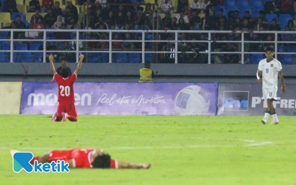 Thumbnail Pemain Laos Peeter Phanthavong mengepalkan tangan ke atas tanda keberhasilan timnya membawa satu poin dari Indonesia.  (Foto: Fitra Herdian/Ketik)