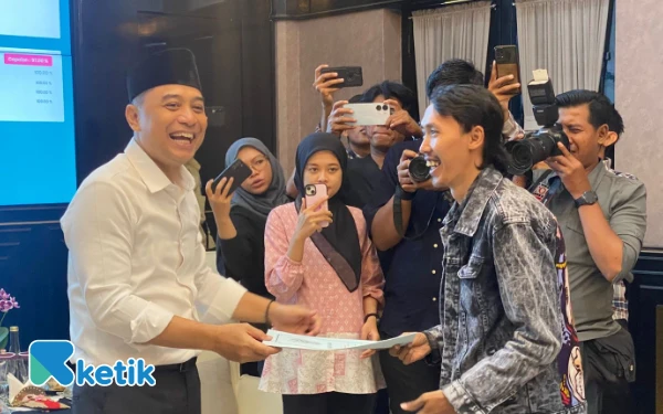 Thumbnail Berita - Eri Cahyadi Salurkan Bantuan untuk UMKM Korban Kerusuhan dan Pembakaran Polsek Tegalsari