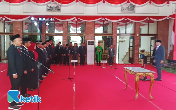 Thumbnail Berita - Lilik Arijanto Resmi Jadi Sekda Surabaya, Wali Kota: Kunci Percepatan Program 2026