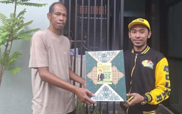 Thumbnail Berita - Politik Sebagai Jalan Pengabdian, Arif Fathoni Tebar Sembako di Tiga Kecamatan Surabaya