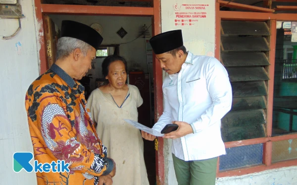 Thumbnail Berita - Dhamroni Chudlori Sambang Rakyat, Bantu Janda Kelahiran 17 Agustus yang Belum Merdeka dari Kemiskinan
