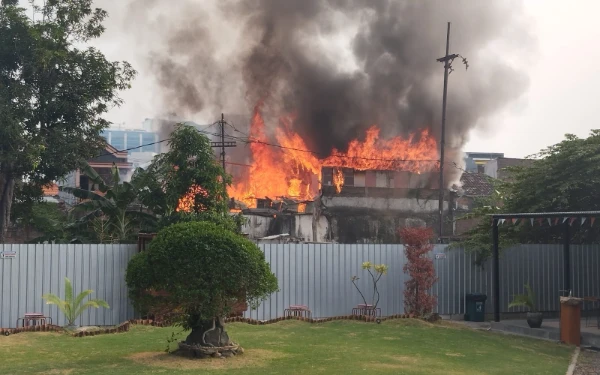 Thumbnail Berita - Dua Rumah di Surabaya Terbakar diduga Korsleting, 1 Tewas Usai Lompat dari Lantai 2