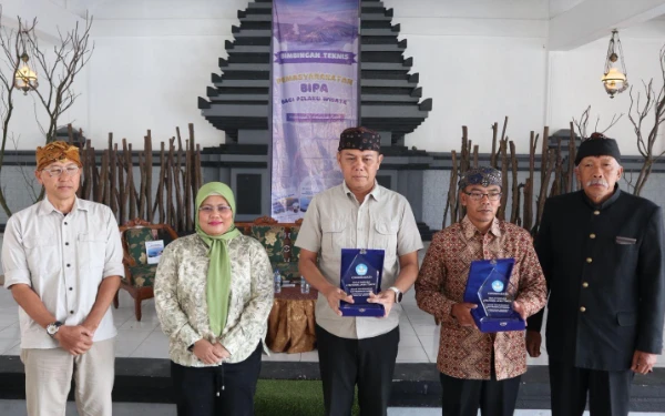 Thumbnail Berita - Bromo Jadi Panggung Diplomasi Bahasa, Balai Bahasa Jatim Luncurkan Buku Saku BIPA untuk Pelaku Wisata