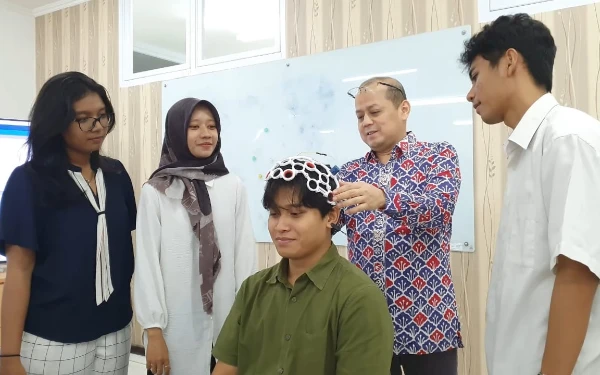 Thumbnail Berita - Profesor Pertama FKK ITS Bongkar Potensi Sinyal Otak untuk Inovasi Neuroteknologi