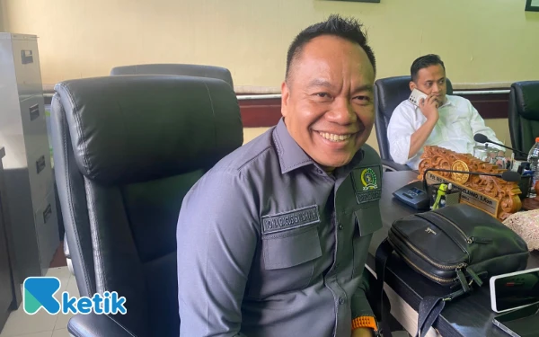 Thumbnail Berita - DPRD Surabaya Desak Pemkot Sanksi Tegas Oknum Petugas Kelurahan Kebraon yang Terlibat Pungli