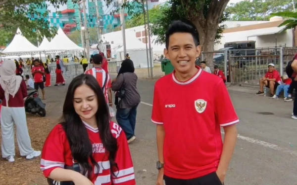 Thumbnail Berita - Totalitas! Pasutri asal Kalimantan Ini Rela Tempuh Perjalanan Jauh Demi Dukung Timnas Indonesia