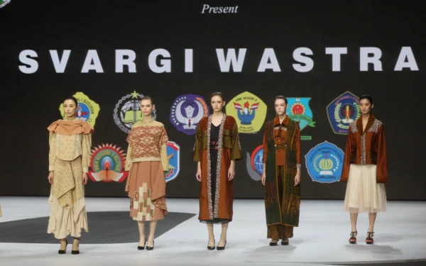 Thumbnail Berita - Gubernur Khofifah Apresiasi Murid SMK Jatim Tembus Panggung Fashion Dunia
