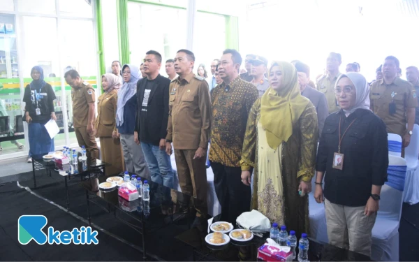 Thumbnail Wali Kota Malang Wahyu Hidayat, Bupati Bondowoso Abdul Hamid Wahid, Wakil Wali Kota Malang Ali Muthohirin, Wakil Bupati Malang Lathifah Shohib, Kadiskominfo Jatim Sherlita Ratna Dewi Agustin, Kadis Peternakan Jatim Indyah Aryani, CEO Ketik.com Kiagus Firdaus dan para tamu undangan di acara puncak Anniversary ke-3 Ketik.com di Graha Ketik, Kota Malang, 9 September 2025. (Foto: Khaesar/Ketik)