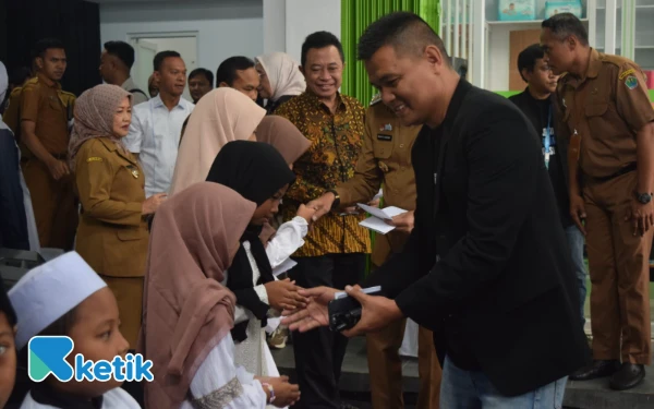 Thumbnail CEO Ketik.com Kiagus Firdaus memberikan santunan ke Yatim Piatu di acara puncak Anniversary ke-3 Ketik.com di Graha Ketik, Kota Malang, 9 September 2025. (Foto: Khaesar/Ketik)