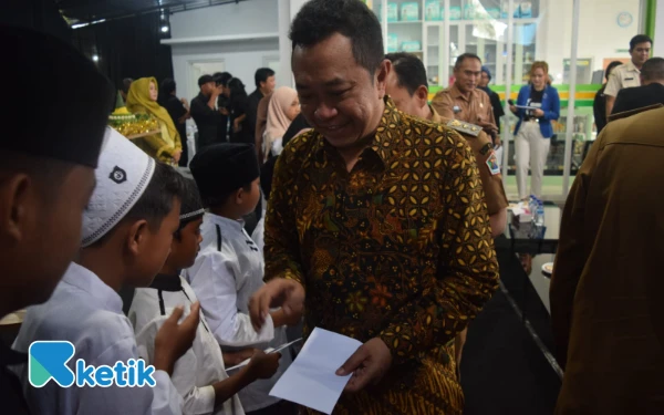 Thumbnail Bupati Bondowoso Abdul Hamid Wahid memberikan santunan ke Yatim Piatu di acara puncak Anniversary ke-3 Ketik.com di Graha Ketik, Kota Malang, 9 September 2025. (Foto: Khaesar/Ketik)