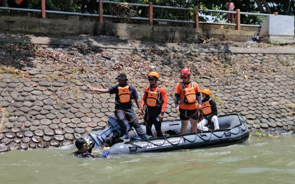 Thumbnail Berita - Pria Berusia 50 Tahun Lompat di Sungai Jagir, Tim SAR Gabungan Masih Cari Korban