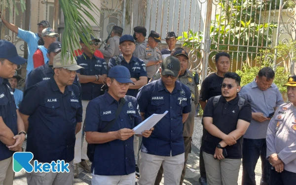 Thumbnail Berita - PN Surabaya Eksekusi Pengosongan Rumah di Galaxy Bumi Permai, Sempat Terkunci Juru Sita Buka Paksa