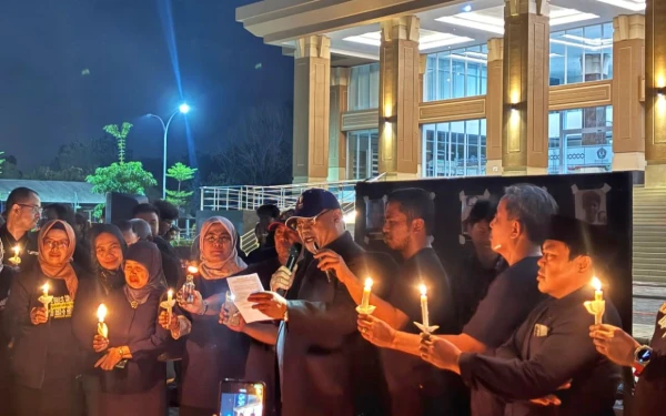 Thumbnail Berita - UPN Veteran Jatim Gelar Aksi 1.000 Lilin, Doakan Indonesia Pulih