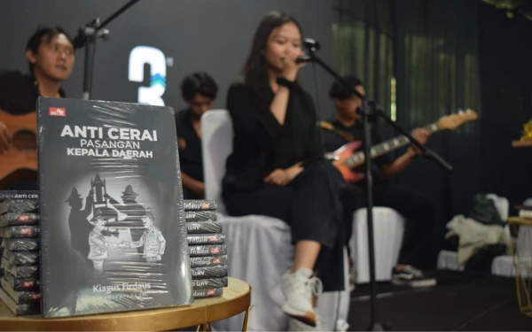 Thumbnail Buku Anti Cerai Pasangan Kepala Daerah karya CEO Ketik.com Kiagus Firdaus juga dilauching di acara HUT ke-3 Ketik.com. (Foto: Khaesar/Ketik)