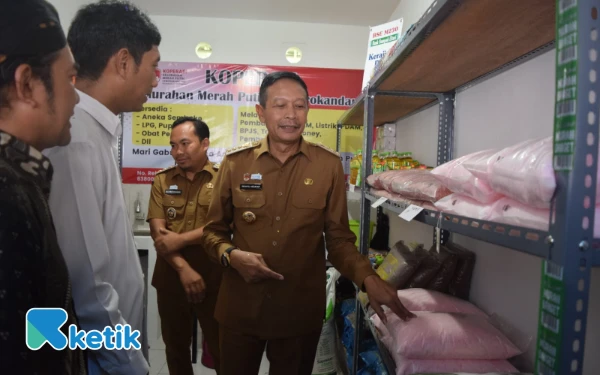 Thumbnail Wali Kota Malang Wahyu Hidayat juga meninjau Koperasi Kelurahan Merah Putih Cemorokandang yang juga diresmikan di acara tersebut. (Foto: Khaesar/Ketik)