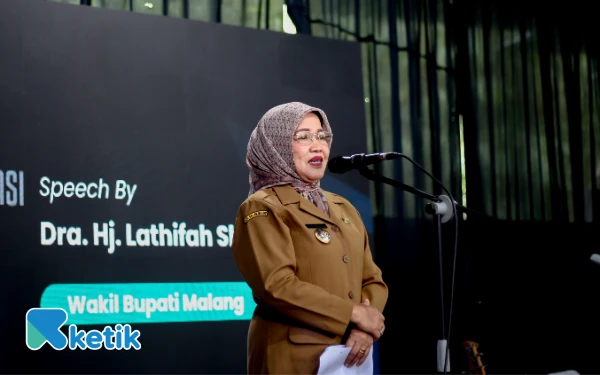 Thumbnail Wakil Bupati Malang Lathifah Shohib memberikan sambutan di acara puncak Anniversary ke-3 Ketik.com di Graha Ketik, Kota Malang, 9 September 2025. (Foto: Dok. Ketik)