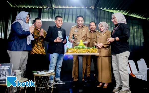Thumbnail Wali Kota Malang Wahyu Hidayat, Bupati Bondowoso Abdul Hamid Wahid, Wakil Wali Kota Malang Ali Muthohirin, Wakil Bupati Malang Lathifah Shohib, Kadiskominfo Jatim Sherlita Ratna Dewi Agustin, Kadis Peternakan Jatim Indyah Aryani, CEO Ketik.com Kiagus Firdaus memotong tumpeng di acara puncak Anniversary ke-3 Ketik.com di Graha Ketik, Kota Malang, 9 September 2025. (Foto: Khaesar/Ketik)