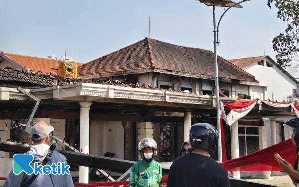 Thumbnail Berita - Kejari Surabaya Siap Usut 6 Tersangka Kasus Pembakaran Grahadi dan Polsek Tegalsari