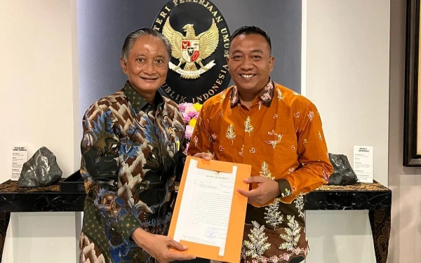 Thumbnail Berita - Jalan Nasional Rusak Parah, Bupati Situbondo Temui Menteri PU