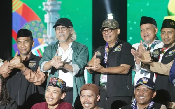 Thumbnail Musisi legendaris Indonesia, Iwan Fals berfoto bersama Ketua Kwarnas Pramuka Budi Waseso dan panitia acara di pembukaan WMSJ 2025. (Foto: Dok. Kwarnas)