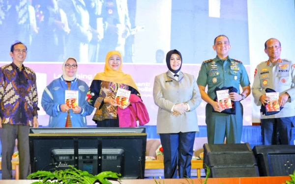 Thumbnail Berita - Gubernur Khofifah Hadiri Peluncuran Buku Karya Irjen Pol (Purn) Juansih 'Women in Law Enforcement'