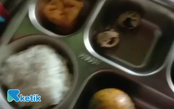 Thumbnail Berita - Viral Menu MBG Camplong Sampang Diduga Tak Layak, Siapa Tedi yang Disebut?