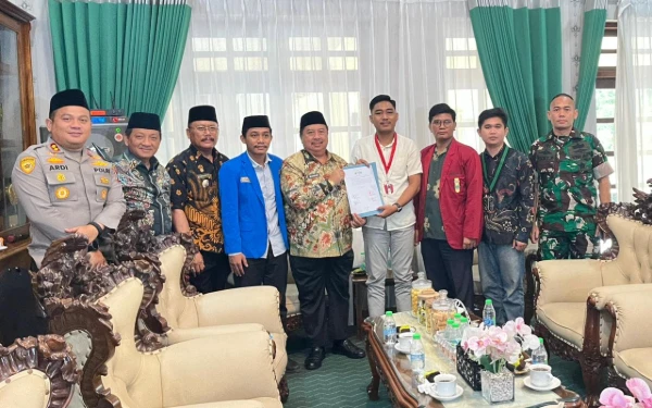 Thumbnail Berita - Aliansi Mahasiswa Cipayung Plus Jombang Audiensi dengan Bupati Warsubi, Serahkan Tiga Poin Tuntutan