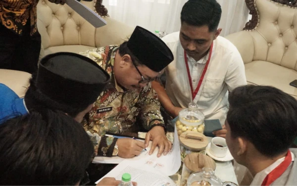 Thumbnail Berita - Aliansi Mahasiswa Cipayung Plus Jombang Audiensi dengan Bupati Warsubi, Serahkan Tiga Poin Tuntutan
