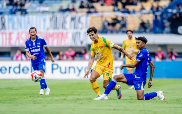Thumbnail Berita - Persebaya Kalah 0-1 Lawan Persib, Eduardo Perez Tetap Beri Pujian Buat Pemain