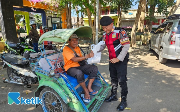Thumbnail Berita - Program Pasabber Samapta Polres Situbondo Bagikan 100 Nasi Kotak