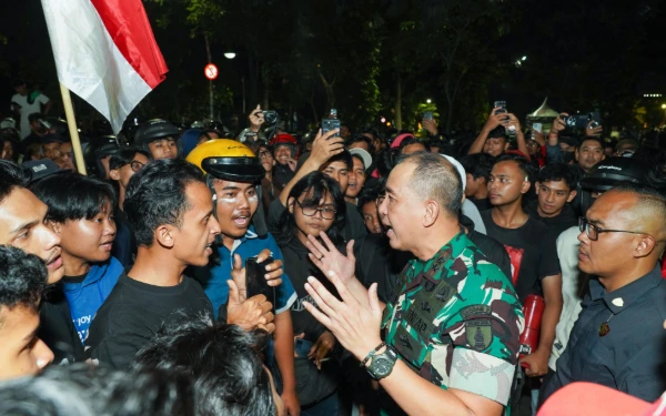 Thumbnail Berita - Bukan Senjata, Mayjen TNI Rudy Saladin Pilih Dialog Redam Kerusuhan Grahadi