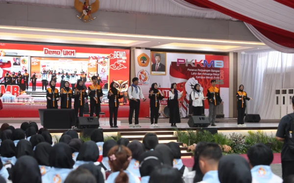 Thumbnail Berita - PKKMB Untag Surabaya 2025, Maba Diajak Selami Dunia Fotografi dan Film Lewat Demo UKM
