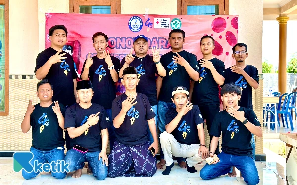 Thumbnail Anggota Persatuan Jurnalis Sampang saat Foto Bersama Setelah Kegiatan Donor Darah dan Cek Kesehatan Gratis di Kecamatan Sokobanah, Kabupaten Sampang, Madura, Jawa Timur pada hari Sabtu, 13 September 2025 (Foto: Mat Jusi/Ketik).