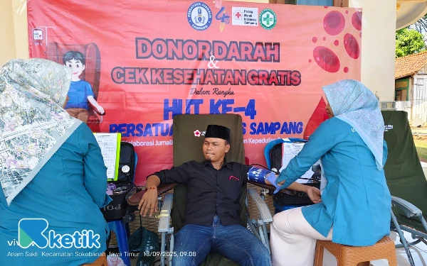 Thumbnail Khoirul Anam salah satu anggota Persatuan Jurnalis Sampang (PJS) saat melakukan donor darah di Desa Bira Tengah, Kecamatan Sokobanah, Kabupaten Sampang, Madura pada tanggal 13 September 2025 (Foto: Mat Jusi/Ketik).