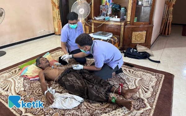 Thumbnail Salah satu warga Kecamatan Sokobanah ketika melakukan cek kesehatan gratis yang digelar PJS pada tanggal 13 September 2025 (Foto: Mat Jusi/Ketik).