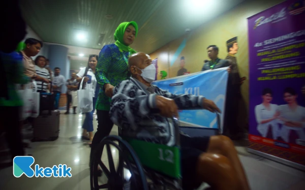 Thumbnail Petugas Bandara Internasional Sultan Mahmud Badaruddin II Palembang membantu penumpang Batik air saat tiba di bandara pada penerbangan perdananya  rute Kuala Lumpur – Palembang, Jumat, 12 Sepetember 2025. Batik Air akan melayani penerbangan Palembang – Kuala Lumpur empat kali seminggu dengan kapasitas 162 kursi, terdiri dari kelas ekonomi dan bisnis. (Foto: Wahyu Rahmanto/Ketik)