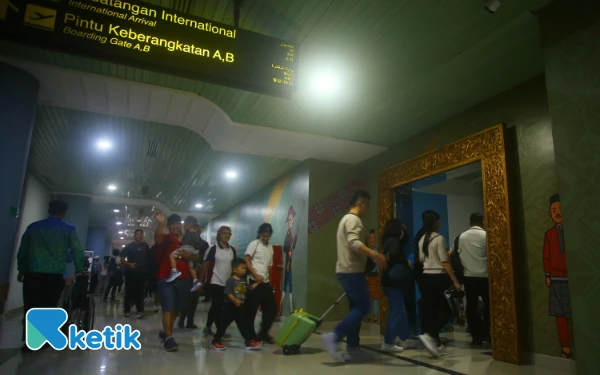 Thumbnail Para penumpang Bati air yang tiba di Bandara Internasional Sultan Mahmud Badaruddin II Palembang dalam penerbangan perdana rute Kuala Lumpur – Palembang, Jumat, 12 Sepetember 2025. Batik Air akan melayani penerbangan Palembang – Kuala Lumpur empat kali seminggu dengan kapasitas 162 kursi, terdiri dari kelas ekonomi dan bisnis. (Foto: Wahyu Rahmanto/Ketik)