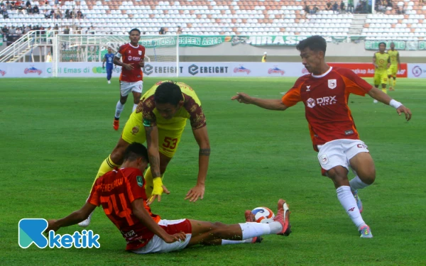 Thumbnail Pemain Srijaya FC berusaha menerobos peertahan Garudayaksa FC dalam laga lanjutan Pegadaian Championship 2025-2026 di Stadion Gelora Sriwijaya Jakabaring, Palembang, Sumatera Selatan, Minggu, 14 September 2025. Garudayaksa FC berhasil mencetak 2 gol berkat Dheco Zacky (4') dan Everton Nascimento (19') dan berhak mendapatkan 3 poin di kandang Sriwijaya FC. (Foto: Wahyu Rahmanto/Ketik).