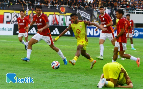 Thumbnail Pemain Srijaya FC berusaha menerobos peertahan Garudayaksa FC dalam laga lanjutan Pegadaian Championship 2025-2026 di Stadion Gelora Sriwijaya Jakabaring, Palembang, Sumatera Selatan, Minggu, 14 September 2025. Garudayaksa FC berhasil mencetak 2 gol berkat Dheco Zacky (4') dan Everton Nascimento (19') dan berhak mendapatkan 3 poin di kandang Sriwijaya FC. (Foto: Wahyu Rahmanto/Ketik).