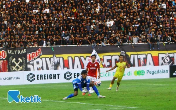 Thumbnail Penyelamatan oleh kiper Garudayaksa FC dalam laga lanjutan Pegadaian Championship 2025-2026 di Stadion Gelora Sriwijaya Jakabaring, Palembang, Sumatera Selatan, Minggu, 14 September 2025. Garudayaksa FC berhasil mencetak 2 gol berkat Dheco Zacky (4') dan Everton Nascimento (19') dan berhak mendapatkan 3 poin di kandang Sriwijaya FC. (Foto: Wahyu Rahmanto/Ketik).