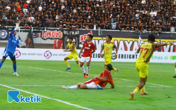 Thumbnail Kiper Garudayaksa FC menepis tendangan yang dilakukan pemain Sriwijaya FC dalam laga lanjutan Pegadaian Championship 2025-2026 di Stadion Gelora Sriwijaya Jakabaring, Palembang, Sumatera Selatan, Minggu, 14 September 2025. Garudayaksa FC berhasil mencetak 2 gol berkat Dheco Zacky (4') dan Everton Nascimento (19') dan berhak mendapatkan 3 poin di kandang Sriwijaya FC. (Foto: Wahyu Rahmanto/Ketik).