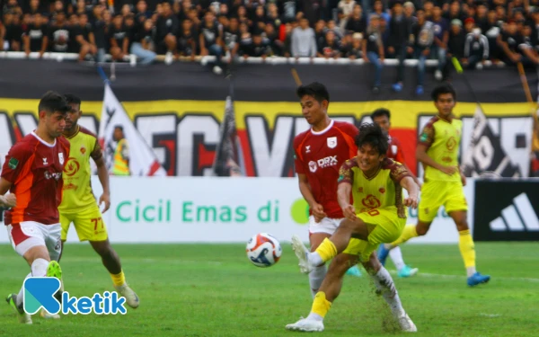 Thumbnail Pemain Sriwijaya FC berusaha melewati pemain Garudayaksa FC dalam laga lanjutan Pegadaian Championship 2025-2026 di Stadion Gelora Sriwijaya Jakabaring, Palembang, Sumatera Selatan, Minggu, 14 September 2025. Garudayaksa FC berhasil mencetak 2 gol berkat Dheco Zacky (4') dan Everton Nascimento (19') dan berhak mendapatkan 3 poin di kandang Sriwijaya FC. (Foto: Wahyu Rahmanto/Ketik).
