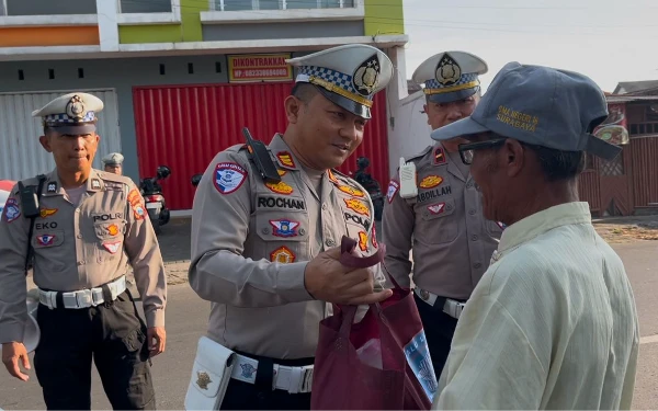 Thumbnail Berita - Satlantas Polres Bondowoso Tebar Kepedulian, 'Pejuang Jalanan' Dapat Dukungan Sembako
