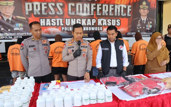 Thumbnail Berita - Operasi Tumpas Narkoba Semeru 2025, Polres Bondowoso Sita Ribuan Okerbaya