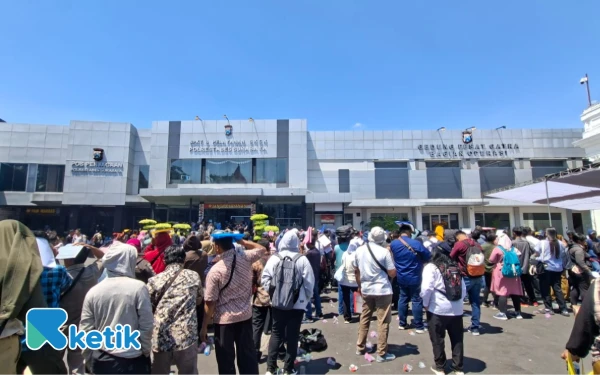 Thumbnail Berita - Akhir Pengumpulan PPPK Paruh Waktu, Polrestabes Surabaya Tambah Layanan SKCK Keliling