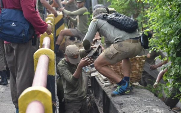 Thumbnail Berita - Pemkot Surabaya Angkut 10 Truk Sampah dari Sungai Kalianak
