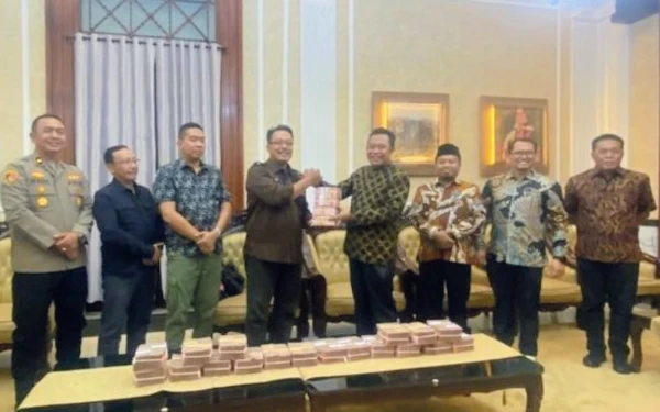 Thumbnail Berita - Bupati Bondowoso Terima Uang Pengembalian Hasil Tipikor dari Kejaksaan Negeri