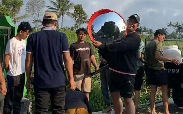 Thumbnail Berita - Tingkatkan Keselamatan Pengguna Jalan, Mahasiswa Unisma Pasang Convex Miror di Desa Pandanajeng Malang