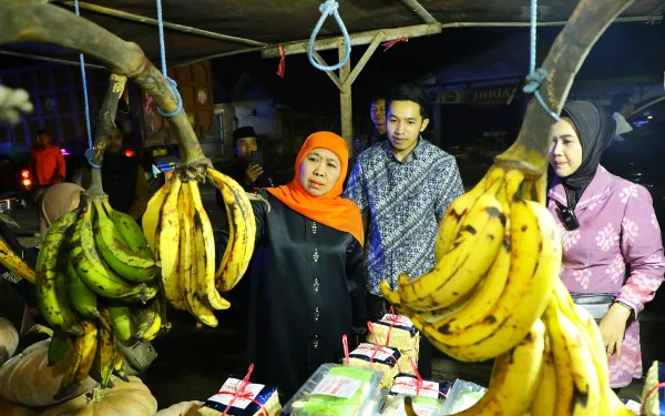 Thumbnail Berita - Gubernur Khofifah Borong Pisang Agung, Pedagang Pasar Buah Ranuyoso Sumringah