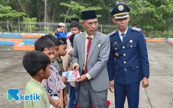 Thumbnail Berita - Harhubnas ke-54! Syahbandar Singkil Sentuh Hati, Santuni Anak Yatim Hingga Perbaiki Jalan
